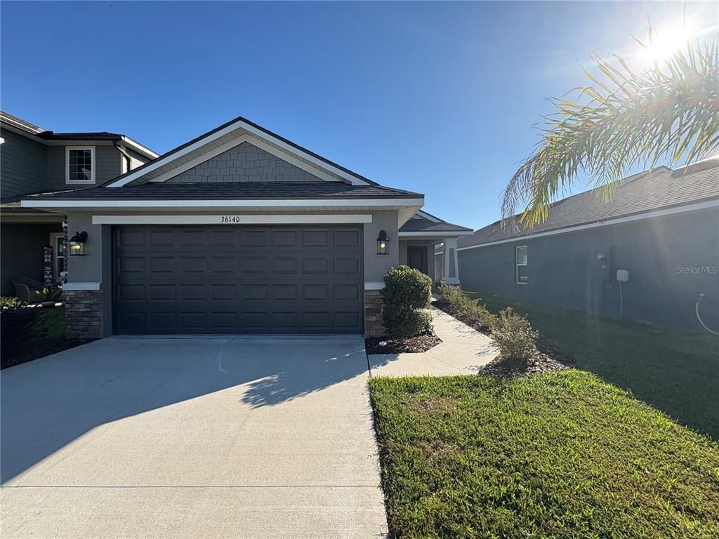 Attached, Exterior, Facade, American Craftsman