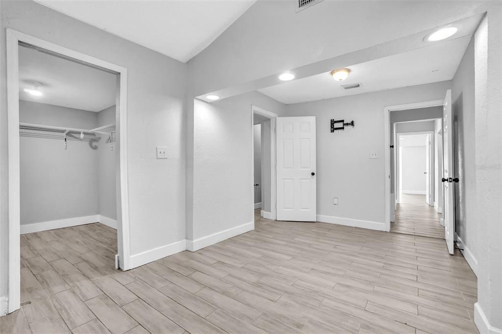 Interior, Recessed Lighting, Wood Texture Flooring