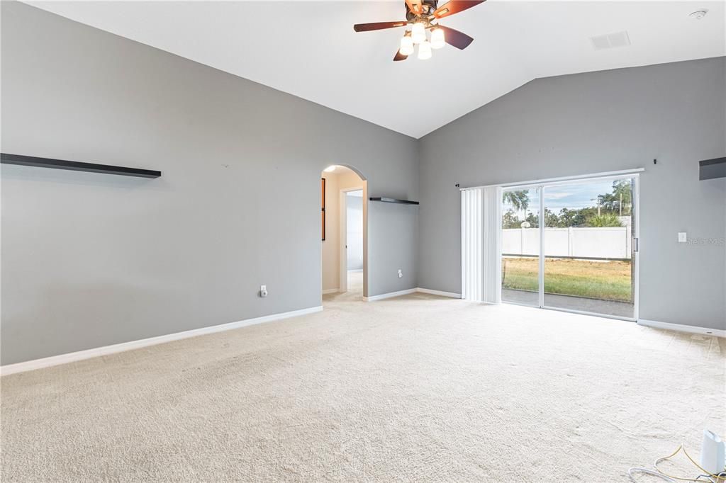 Empty room, Interior