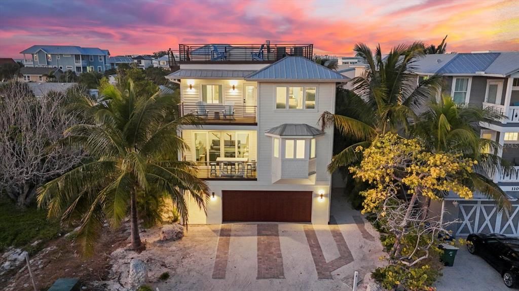 Attached, Exterior, Facade, Modern