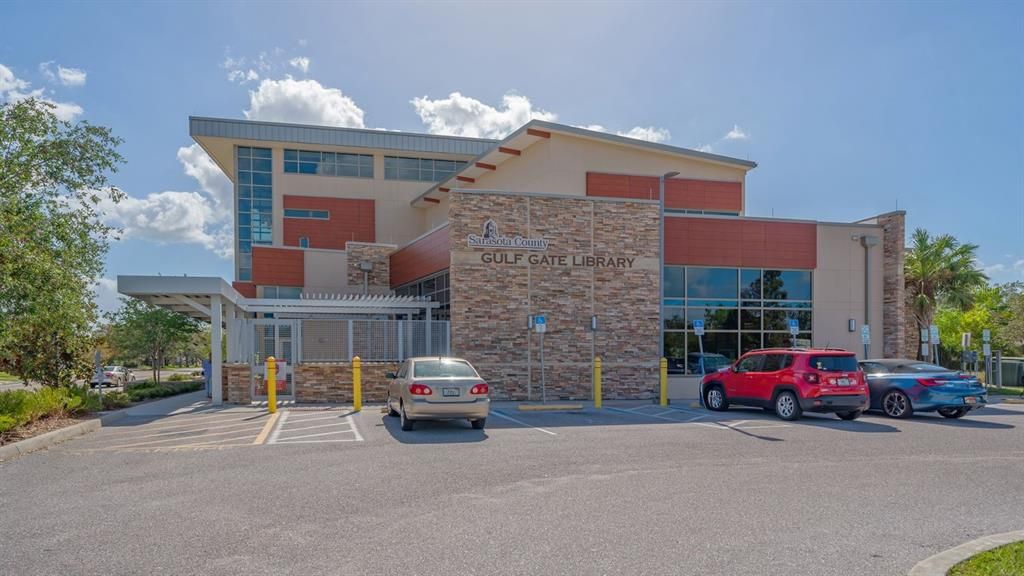 Exterior, Facade, Modern