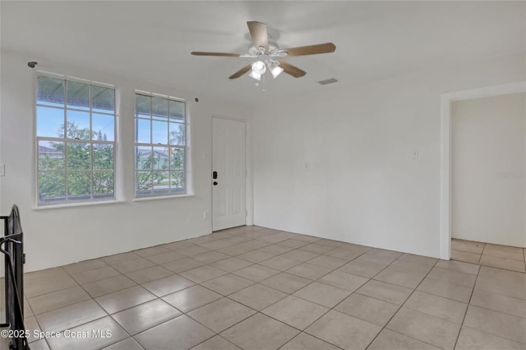 Empty room, Interior