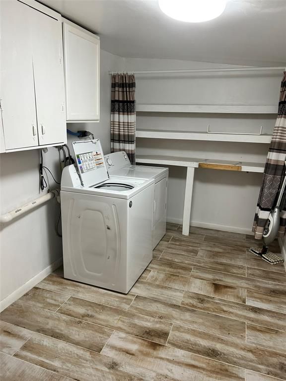 Interior, Washer, Wood Texture Flooring