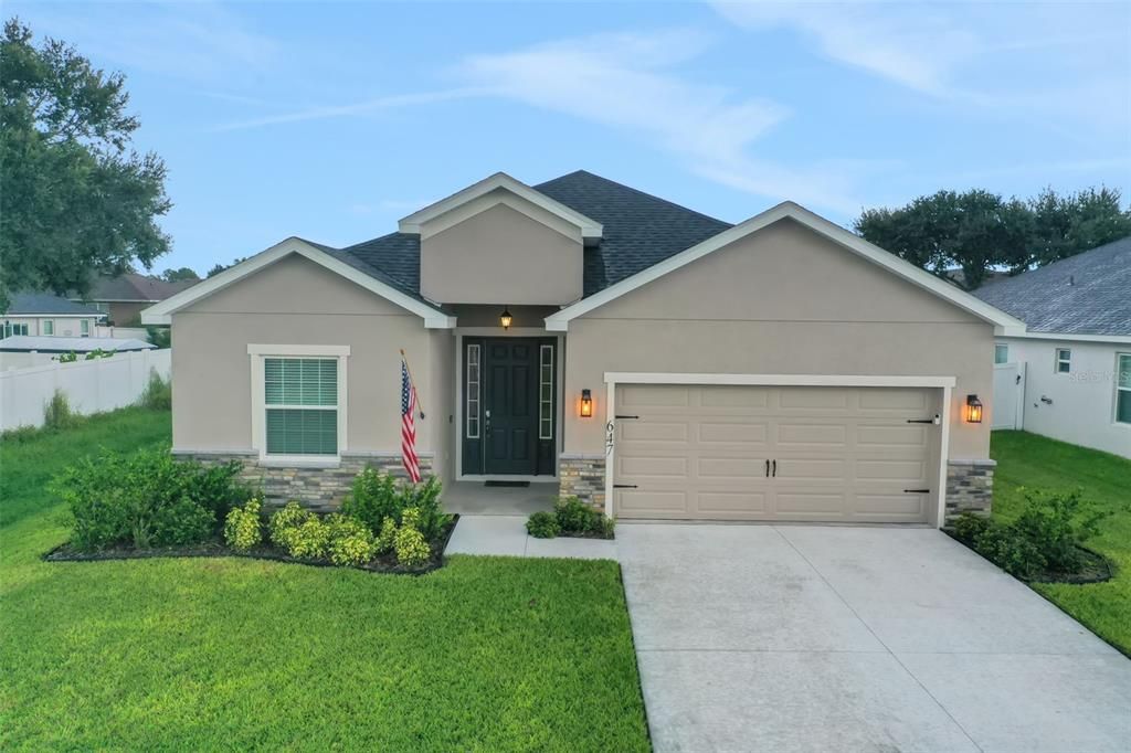 Attached, Exterior, Facade, American Craftsman