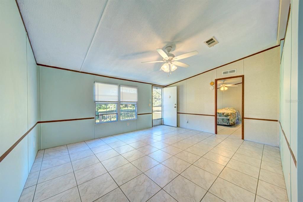 Empty room, Interior