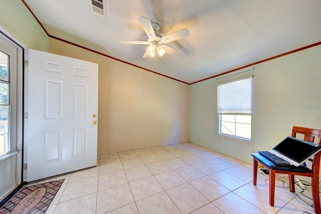 Empty room, Interior