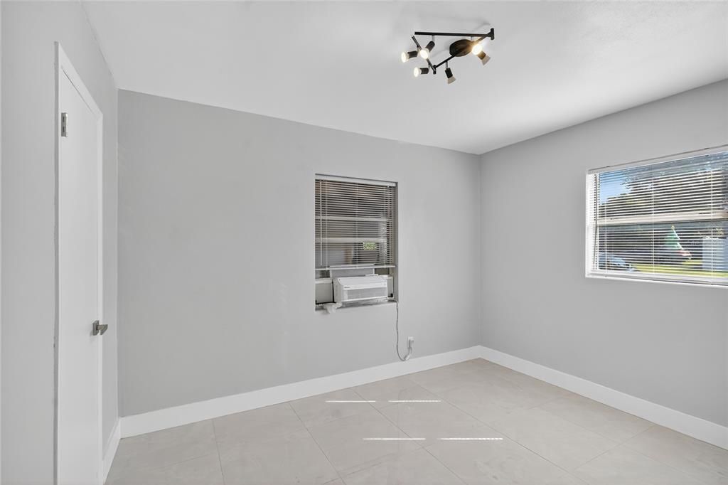 Empty room, Interior