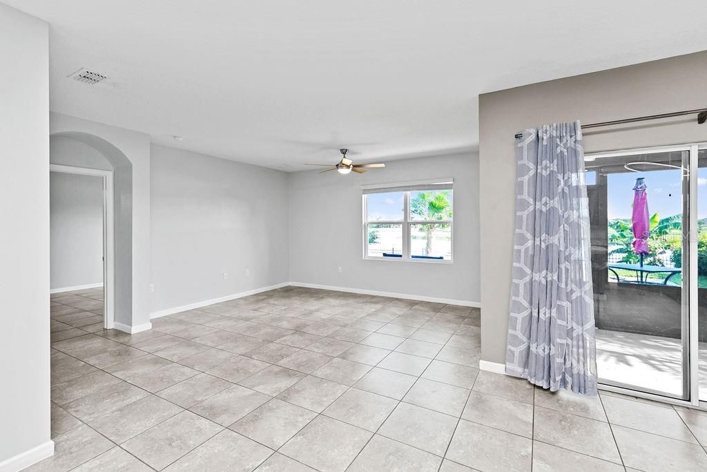 Empty room, Interior