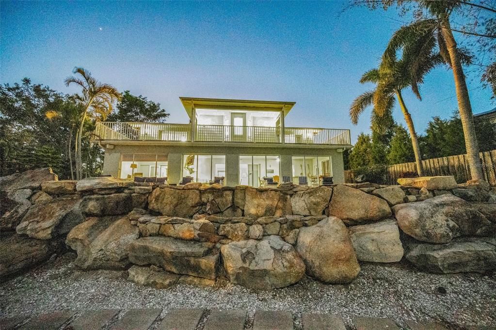 Exterior, Facade, Modern