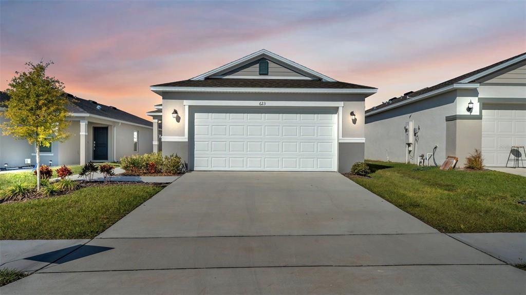 Attached, Exterior, Facade, American Craftsman