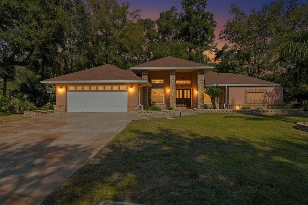 Attached, Backyard, Exterior, Facade, Modern