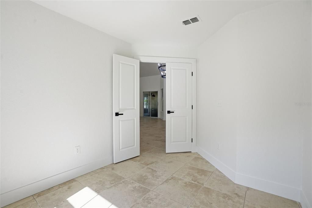 Empty room, Interior