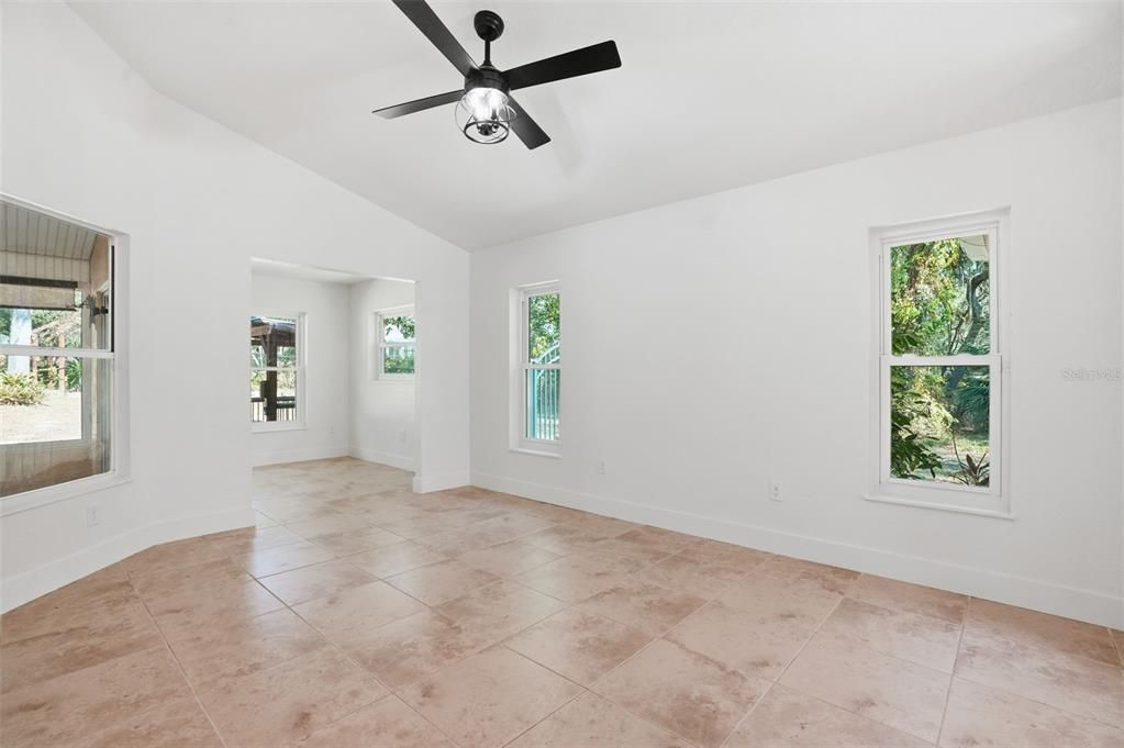 Empty room, Interior
