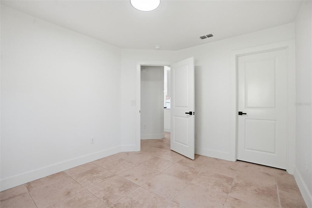 Empty room, Interior