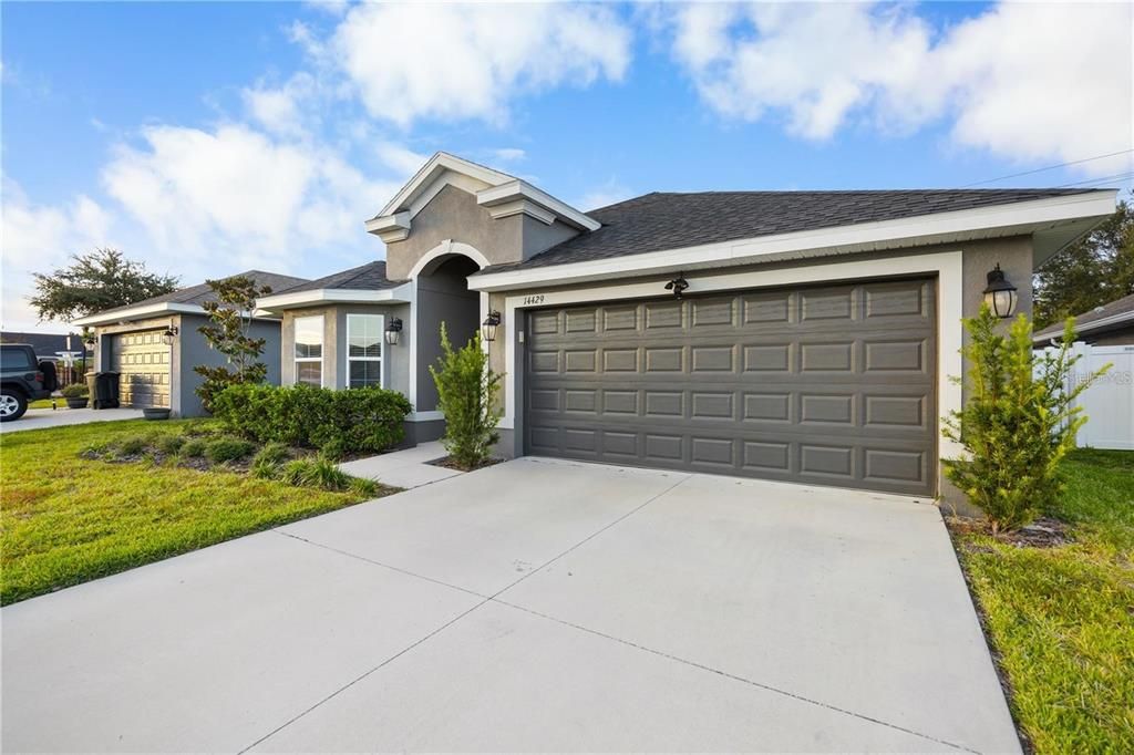 Attached, Exterior, Facade, Ranch