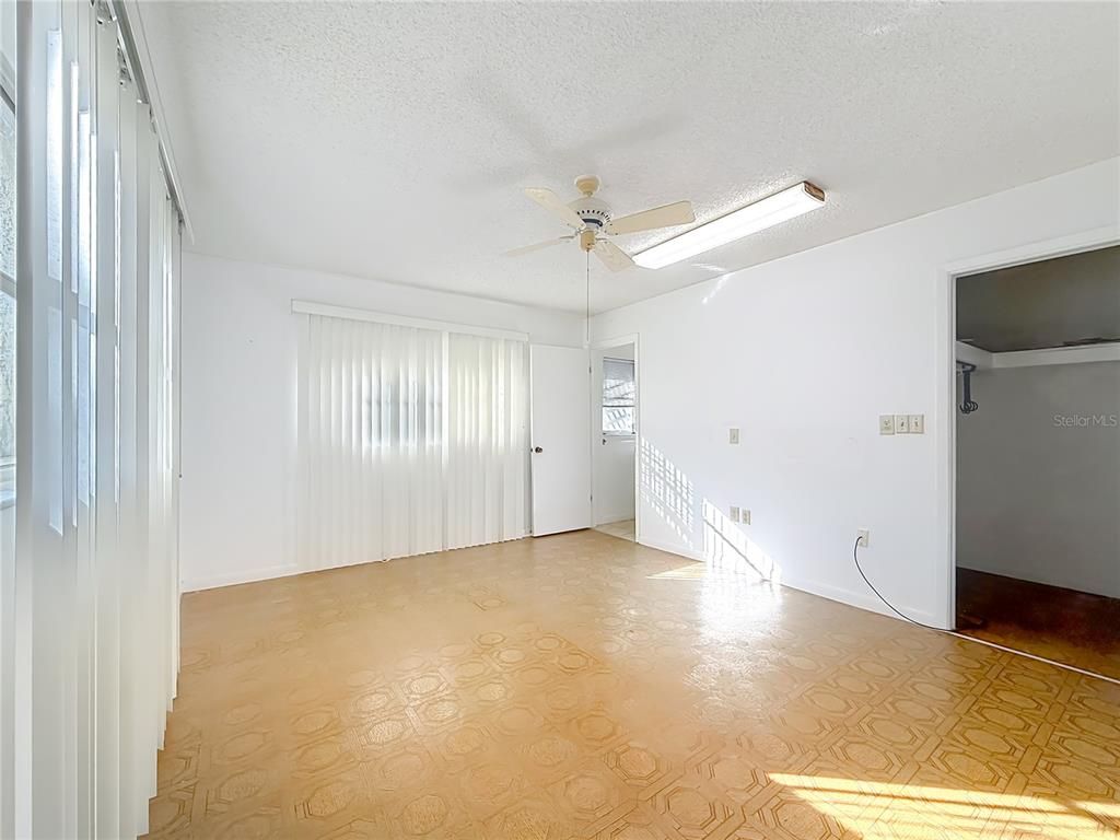 Empty room, Interior