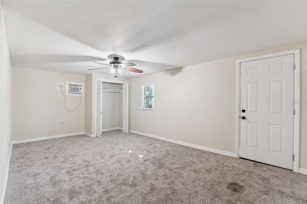 Empty room, Interior