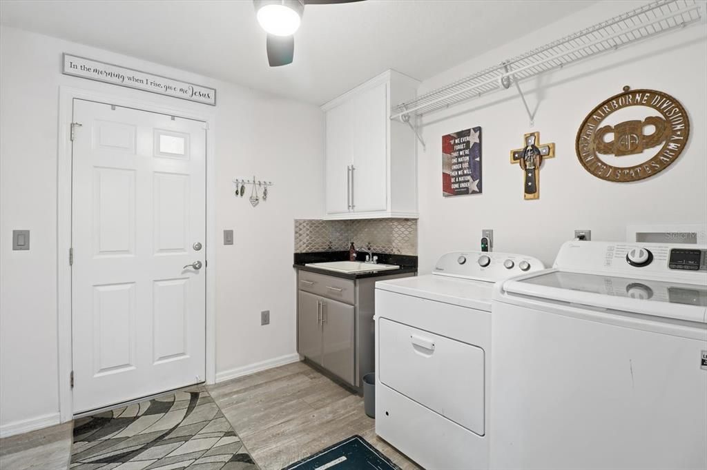 Interior, Washer, Wood Texture Flooring