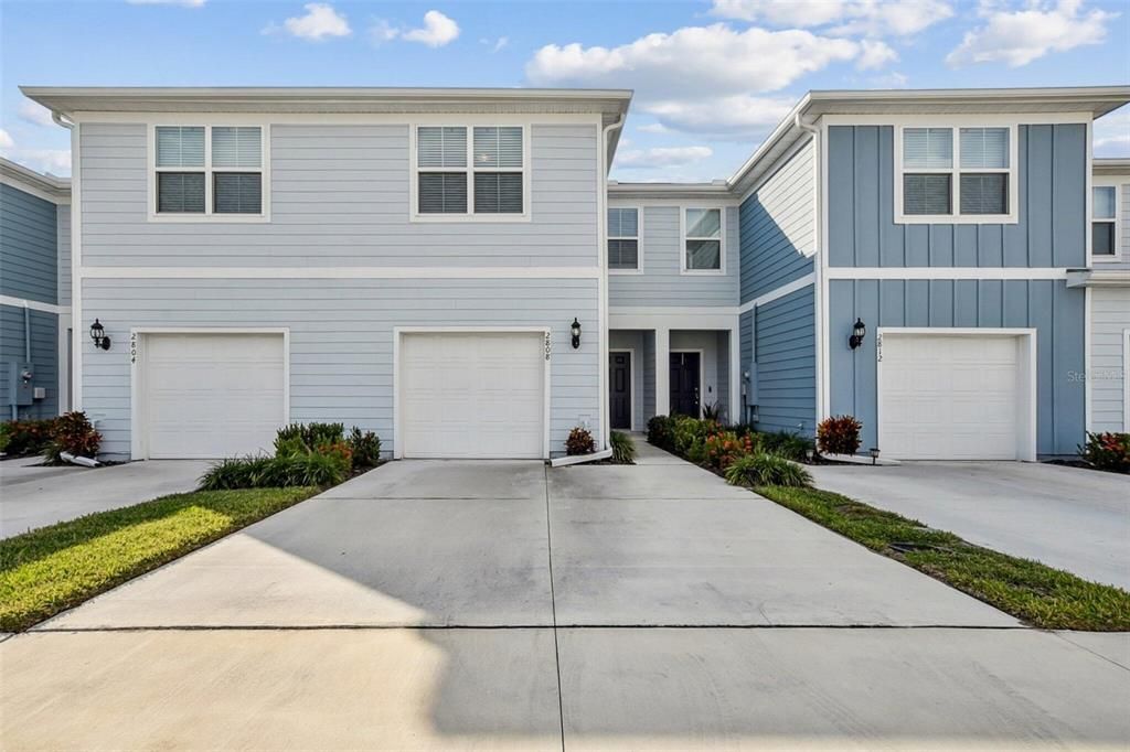 Attached, Exterior, Facade, Rowhouse