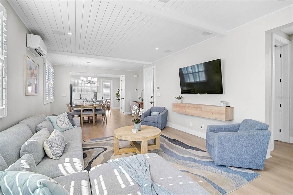 Chandelier, Dining room, Interior, Living room, Recessed Lighting, Wood Texture Flooring