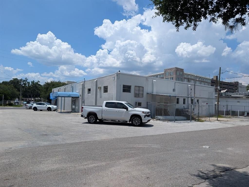 Exterior, Facade, Modern