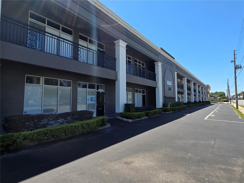 Exterior, Facade, Modern