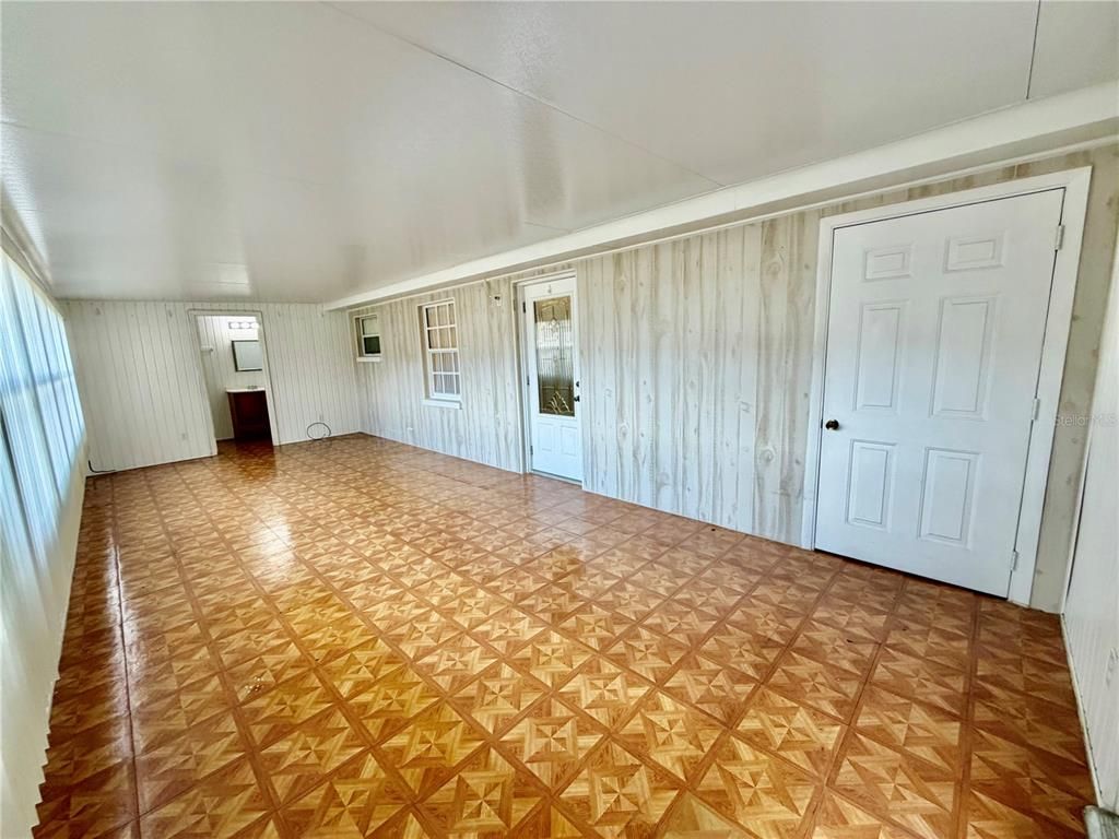 Empty room, Interior