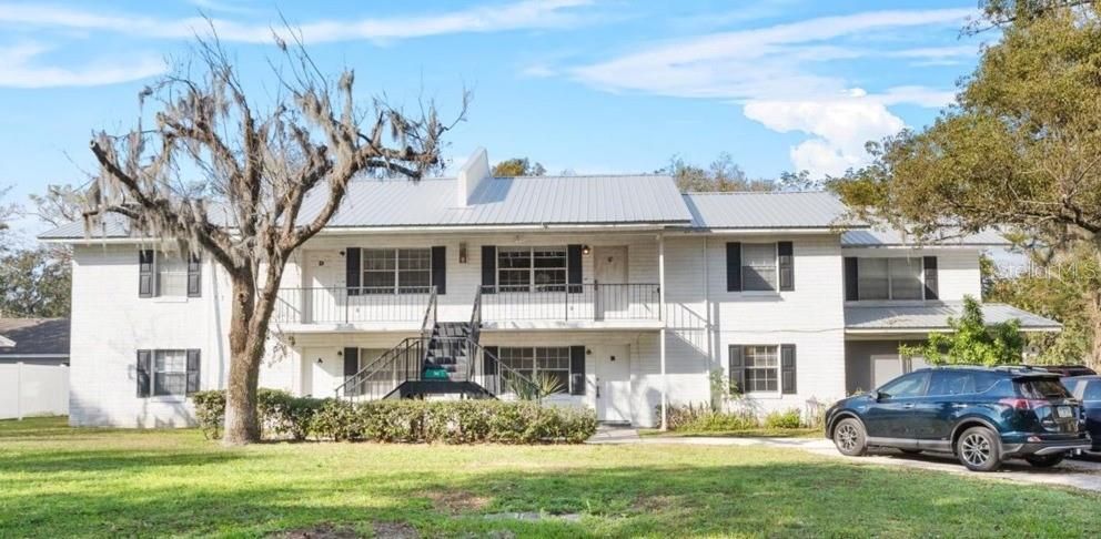 Exterior, Facade, Raised Ranch
