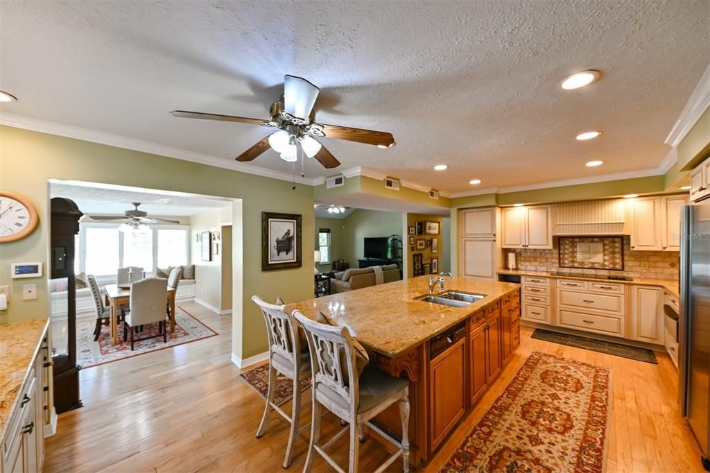Dining room, Interior, Kitchen, Recessed Lighting, Wood Texture Flooring