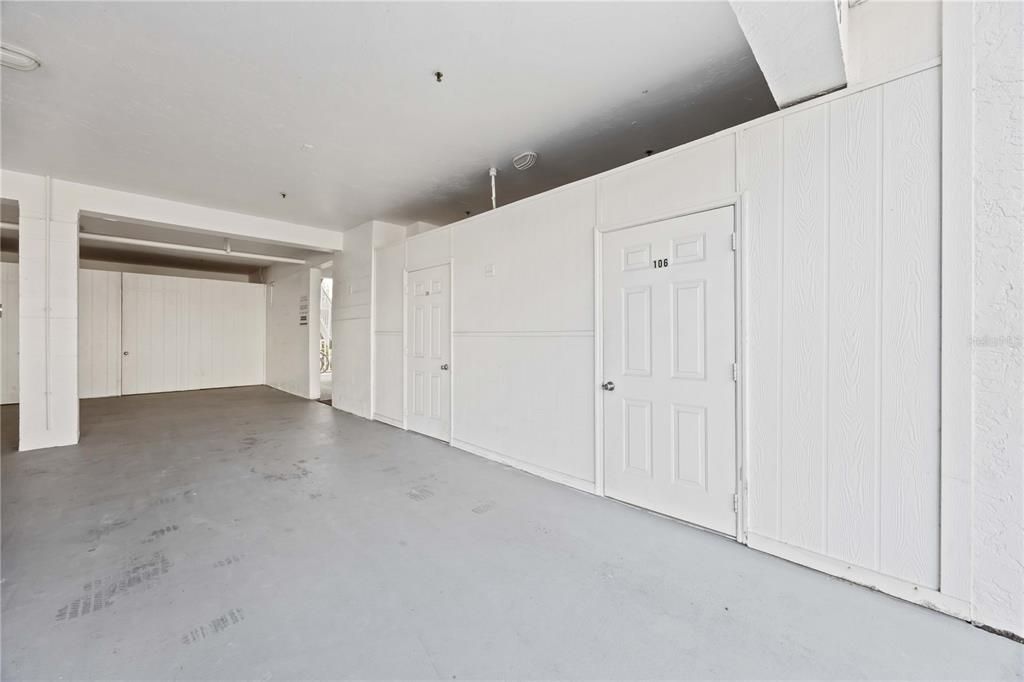 Empty room, Interior