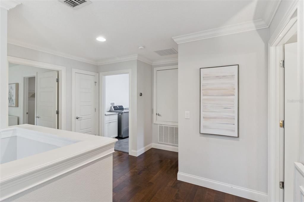 Interior, Recessed Lighting, Washer, Wood Texture Flooring