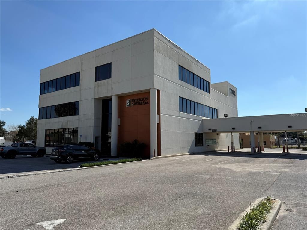 Exterior, Facade, Modern