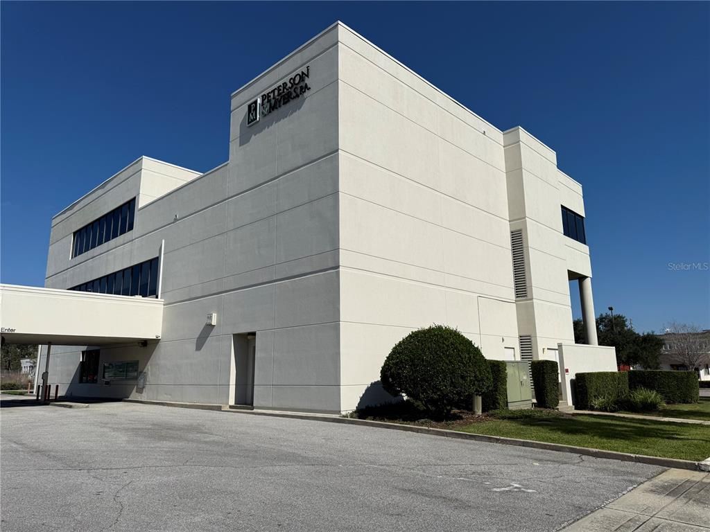 Exterior, Facade, Modern