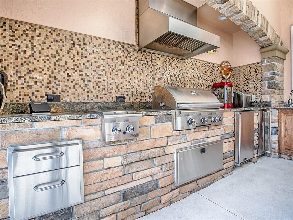 Exterior, Outdoor Kitchen