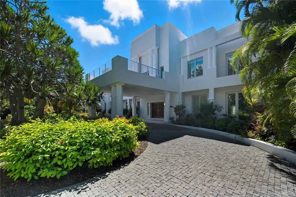 Exterior, Facade, Modern