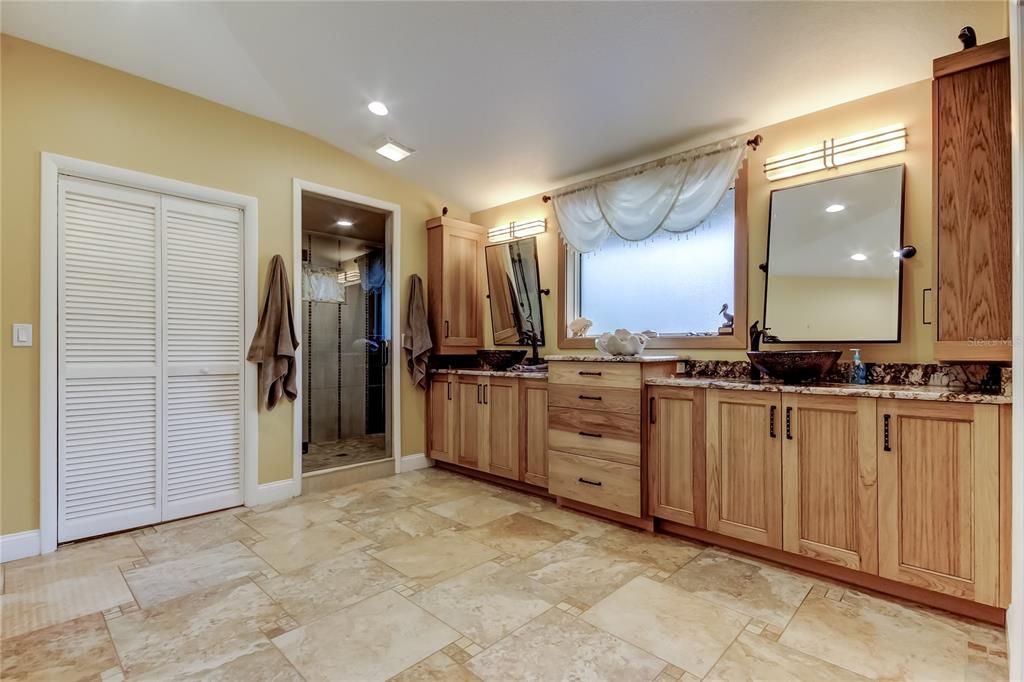 Bathroom, Dual Sink Vanities, Interior, Recessed Lighting