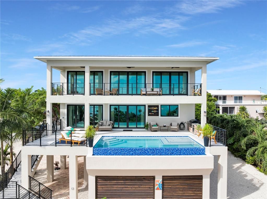 Exterior, Facade, Pool, Modern