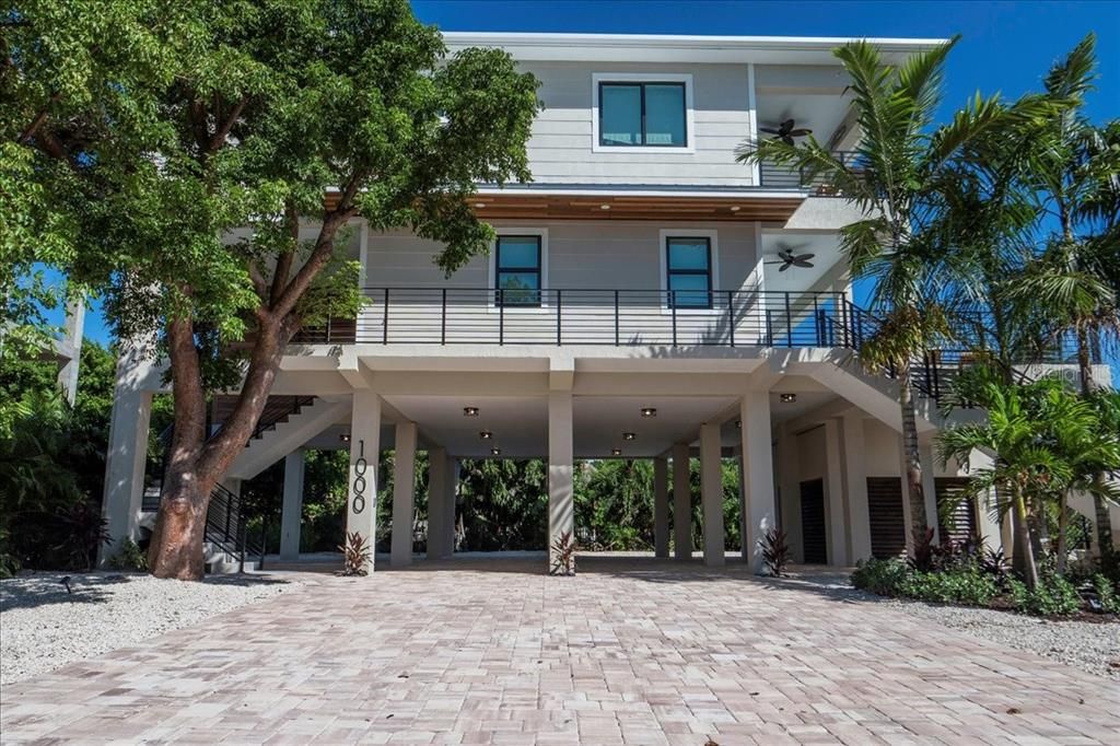 Exterior, Facade, Modern