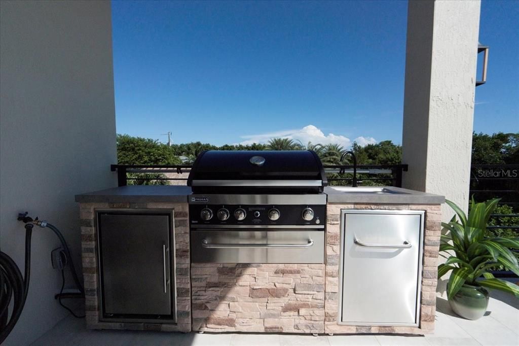 Exterior, Outdoor Kitchen