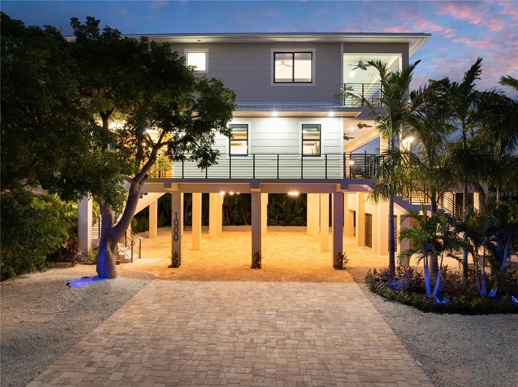 Exterior, Facade, Modern