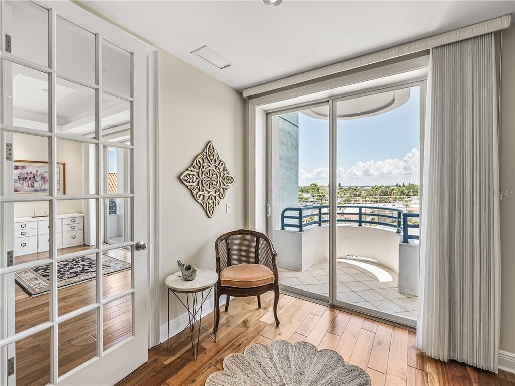 Interior, Recessed Lighting, Water, Wood Texture Flooring