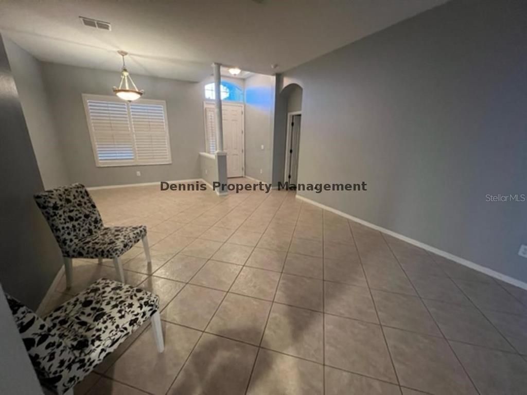 Empty room, Interior