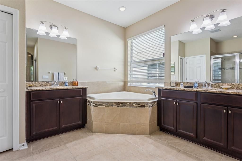 Bathroom, Dual Sink Vanities, Interior, Recessed Lighting