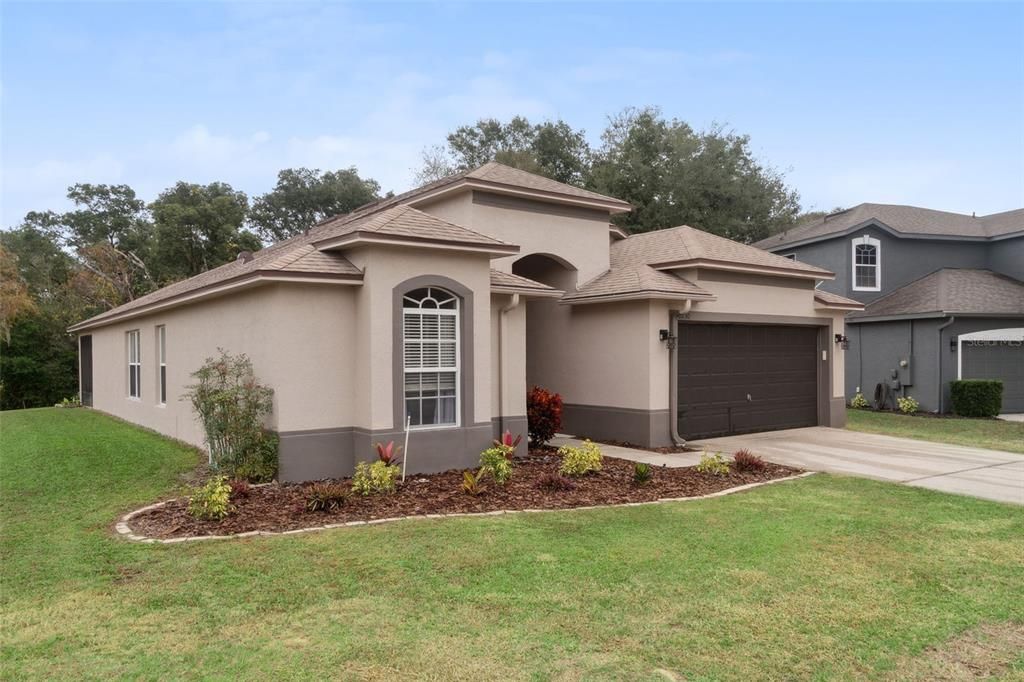 Attached, Exterior, Facade, Mediterranean