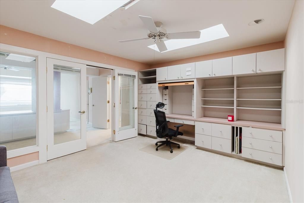 Home Office, Interior