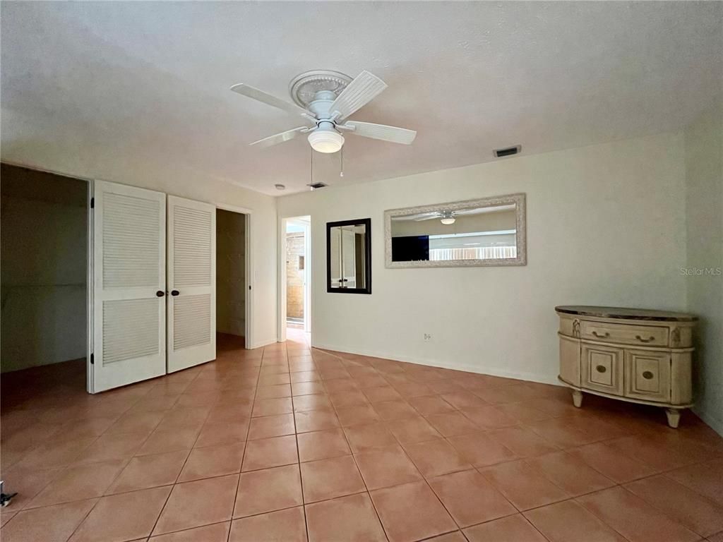 Empty room, Interior