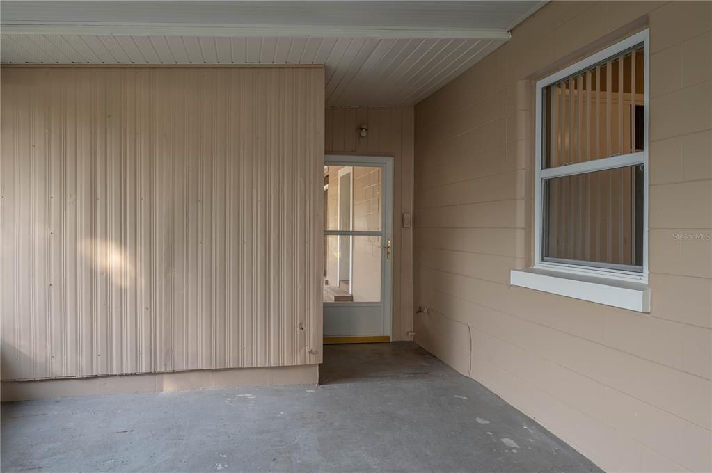 Empty room, Interior