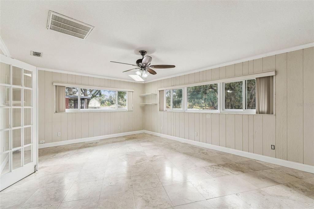 Empty room, Interior