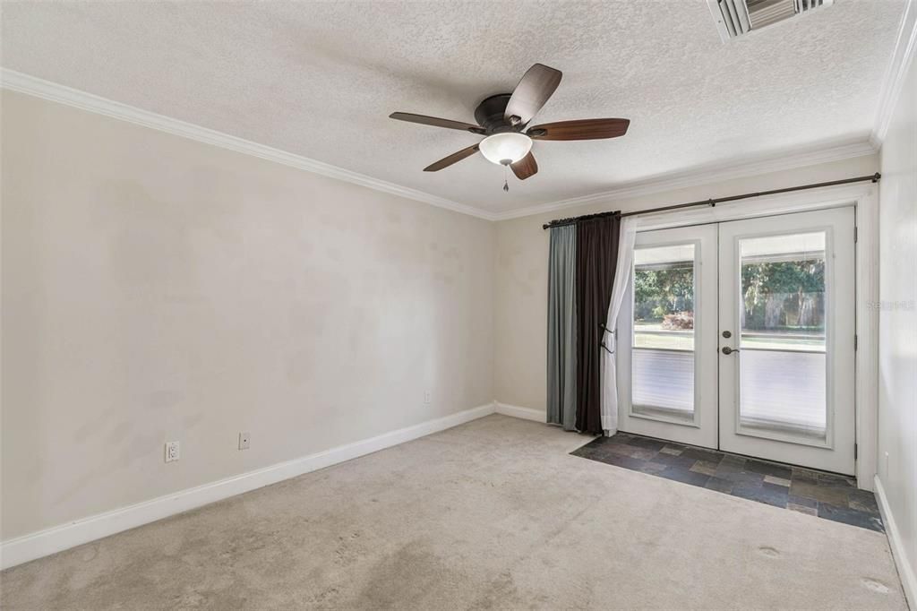 Empty room, Interior