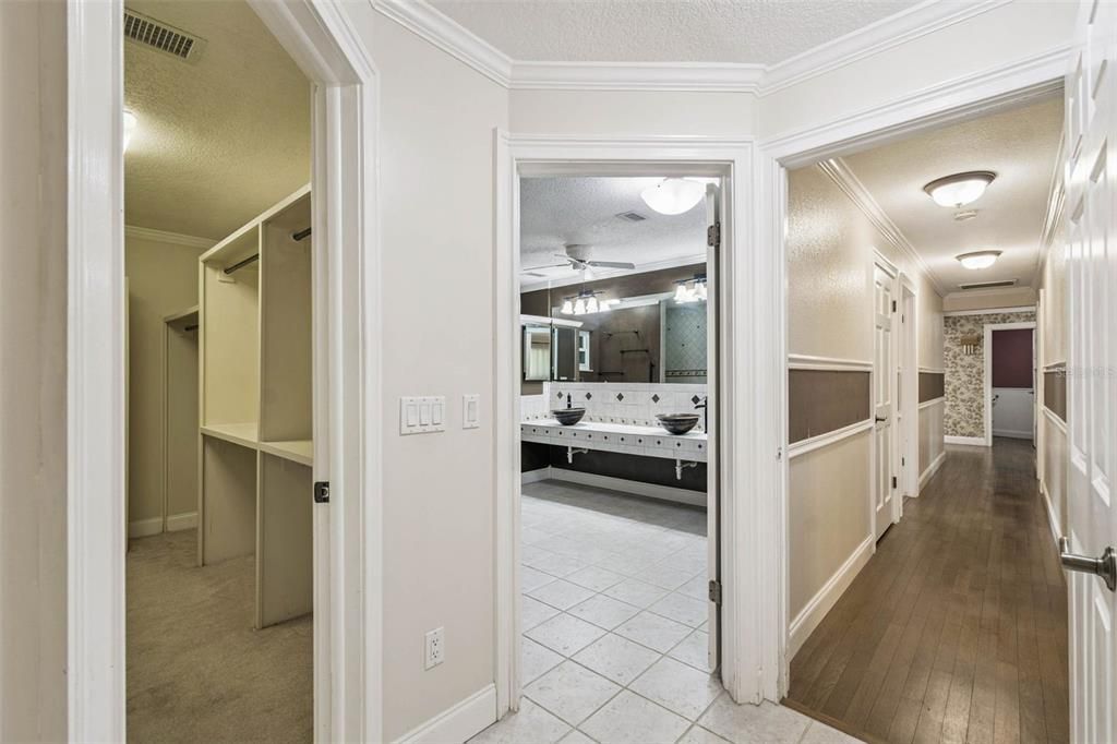Bathroom, Interior, Walk-in Closets, Wood Texture Flooring